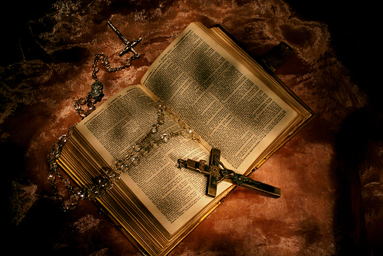Câu 13: Đâu là sự khác biệt giữa Kinh Thánh Công Giáo và Kinh Thánh Tin Lành?